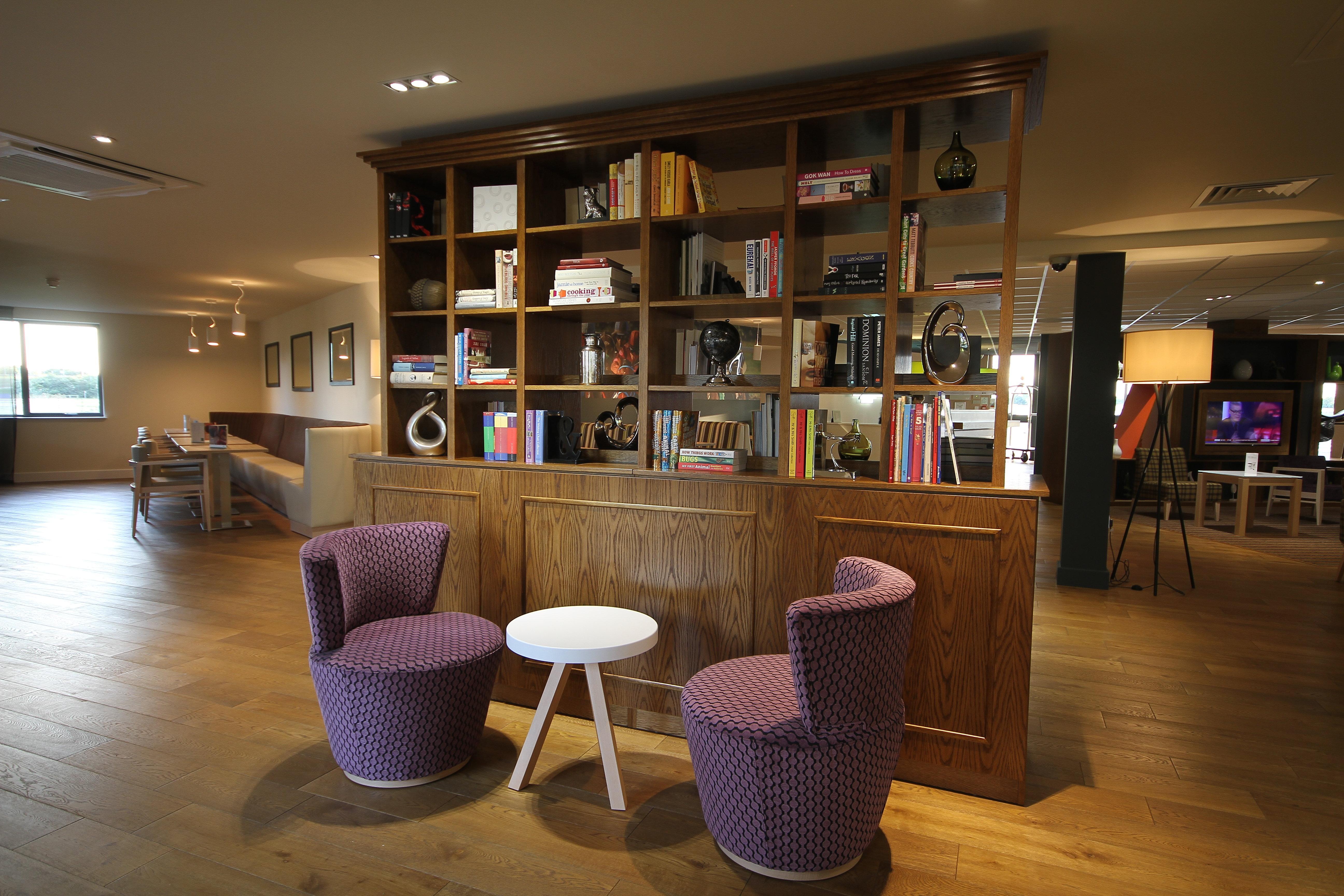 Holiday Inn Huntingdon Racecourse By Ihg Bagian luar foto