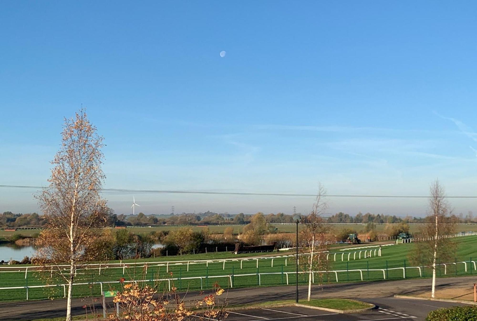 Holiday Inn Huntingdon Racecourse By Ihg Bagian luar foto