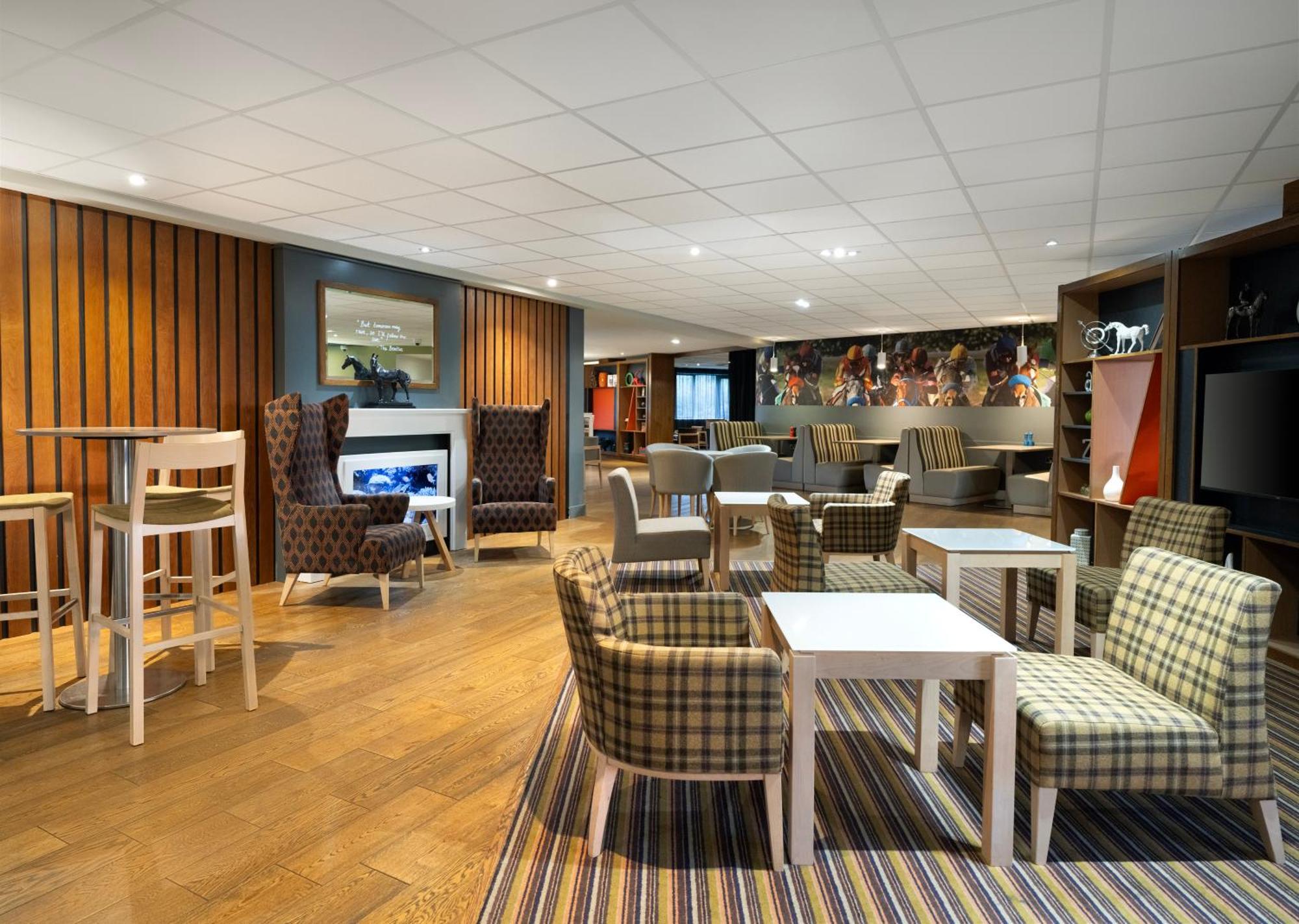 Holiday Inn Huntingdon Racecourse By Ihg Bagian luar foto