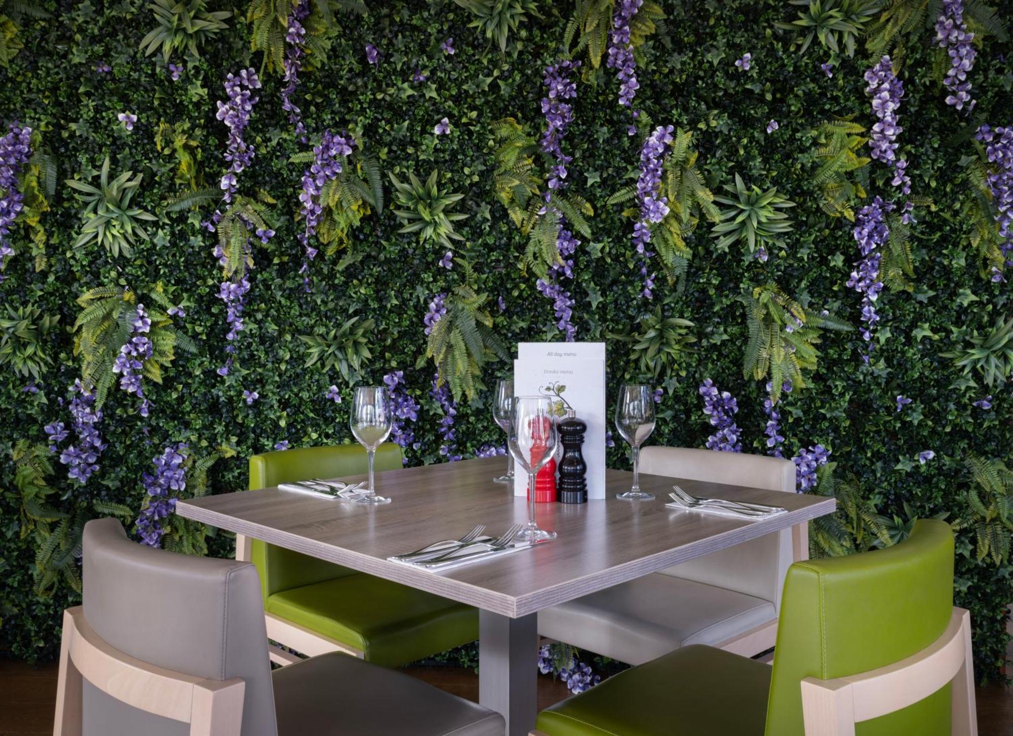 Holiday Inn Huntingdon Racecourse By Ihg Bagian luar foto