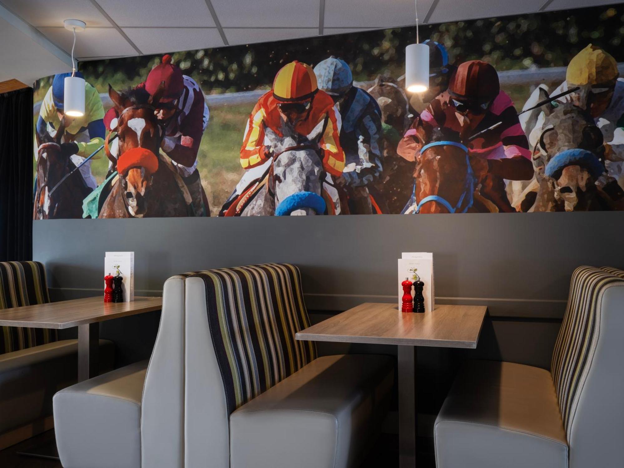 Holiday Inn Huntingdon Racecourse By Ihg Bagian luar foto