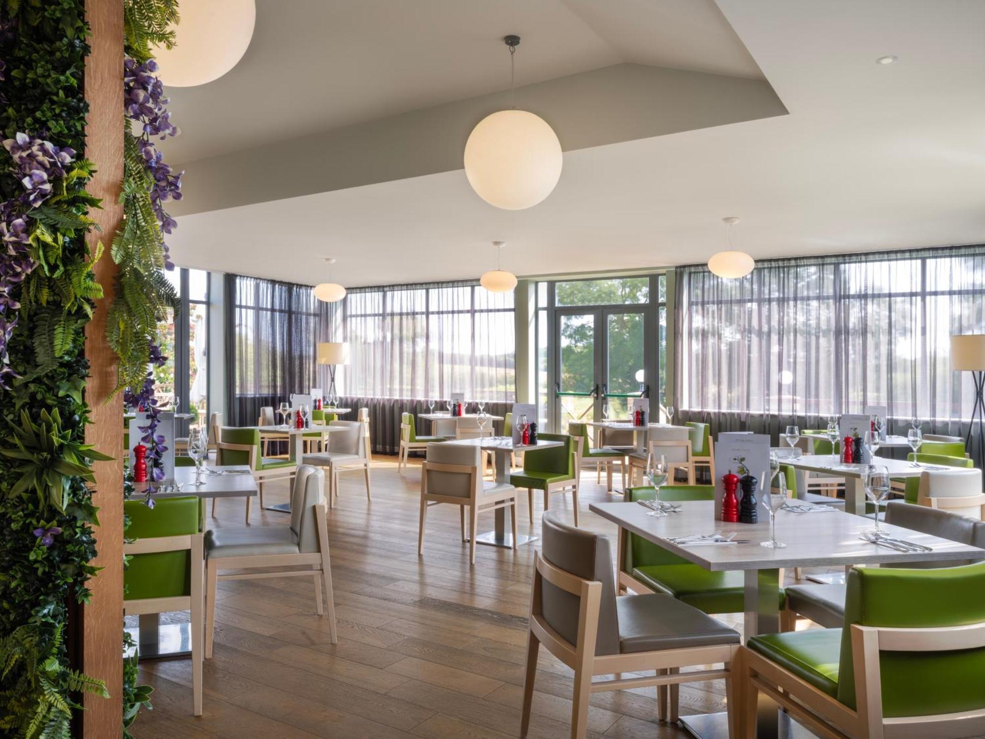 Holiday Inn Huntingdon Racecourse By Ihg Bagian luar foto