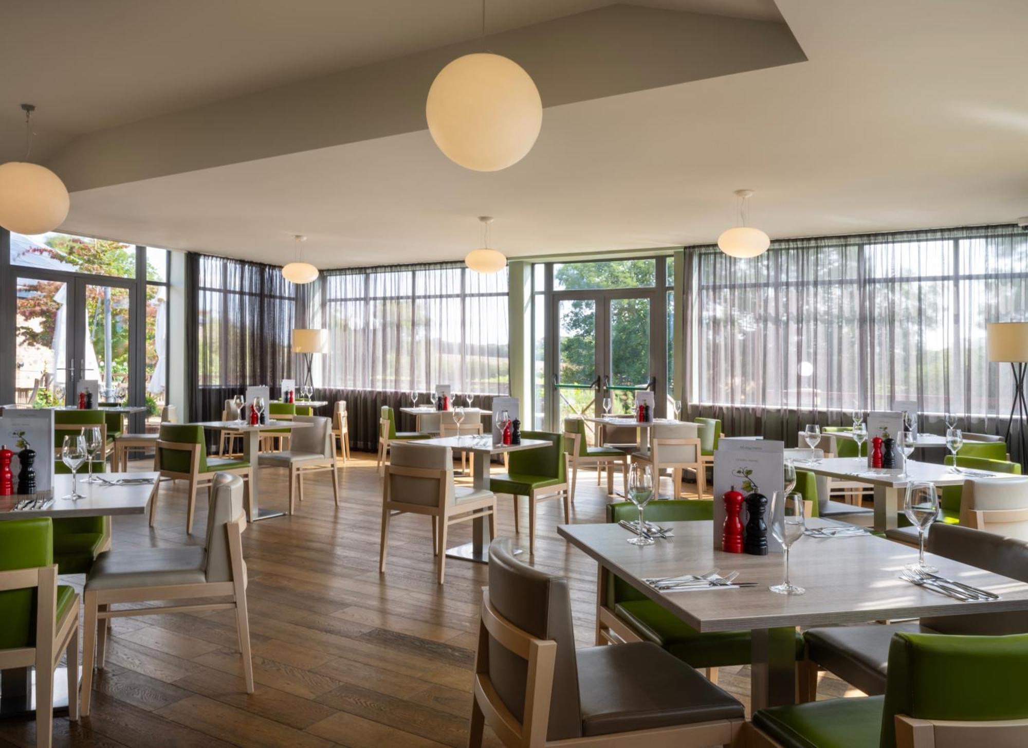 Holiday Inn Huntingdon Racecourse By Ihg Bagian luar foto