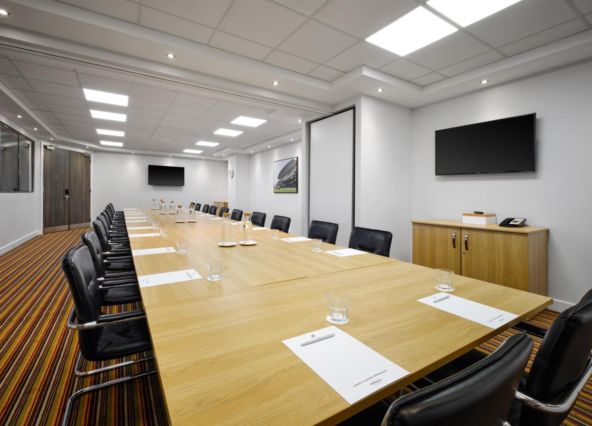 Holiday Inn Huntingdon Racecourse By Ihg Bagian luar foto