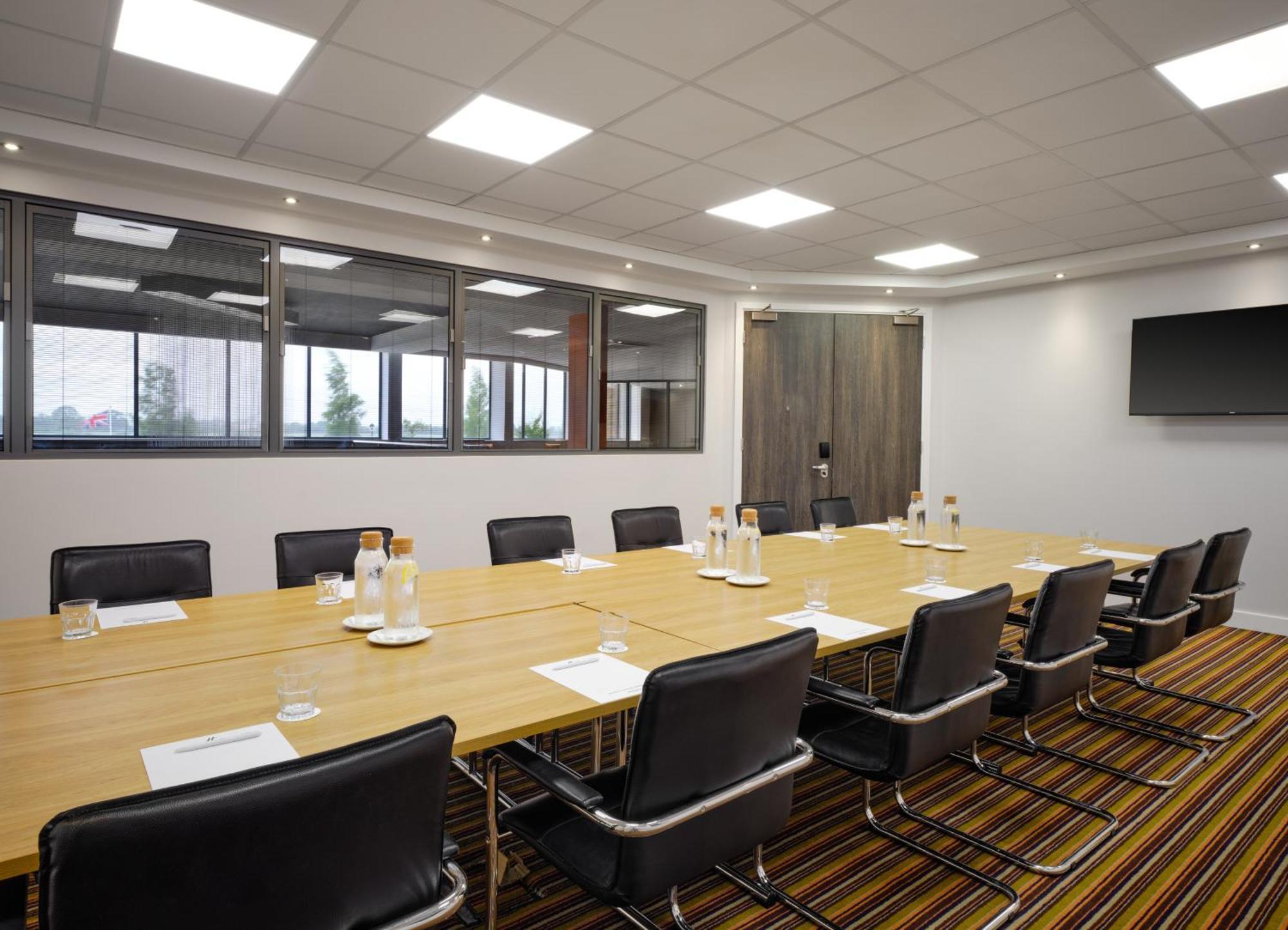 Holiday Inn Huntingdon Racecourse By Ihg Bagian luar foto
