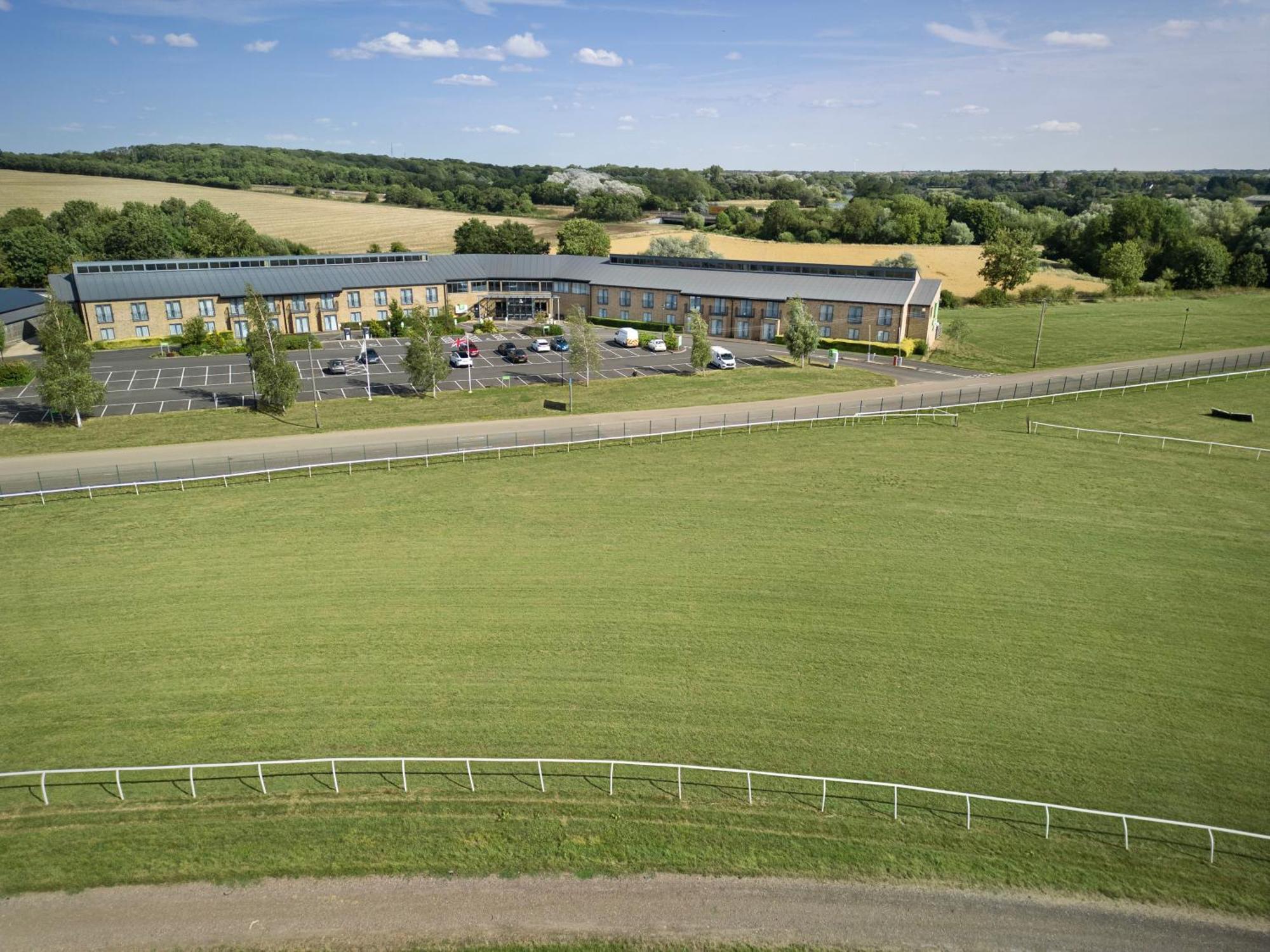 Holiday Inn Huntingdon Racecourse By Ihg Bagian luar foto