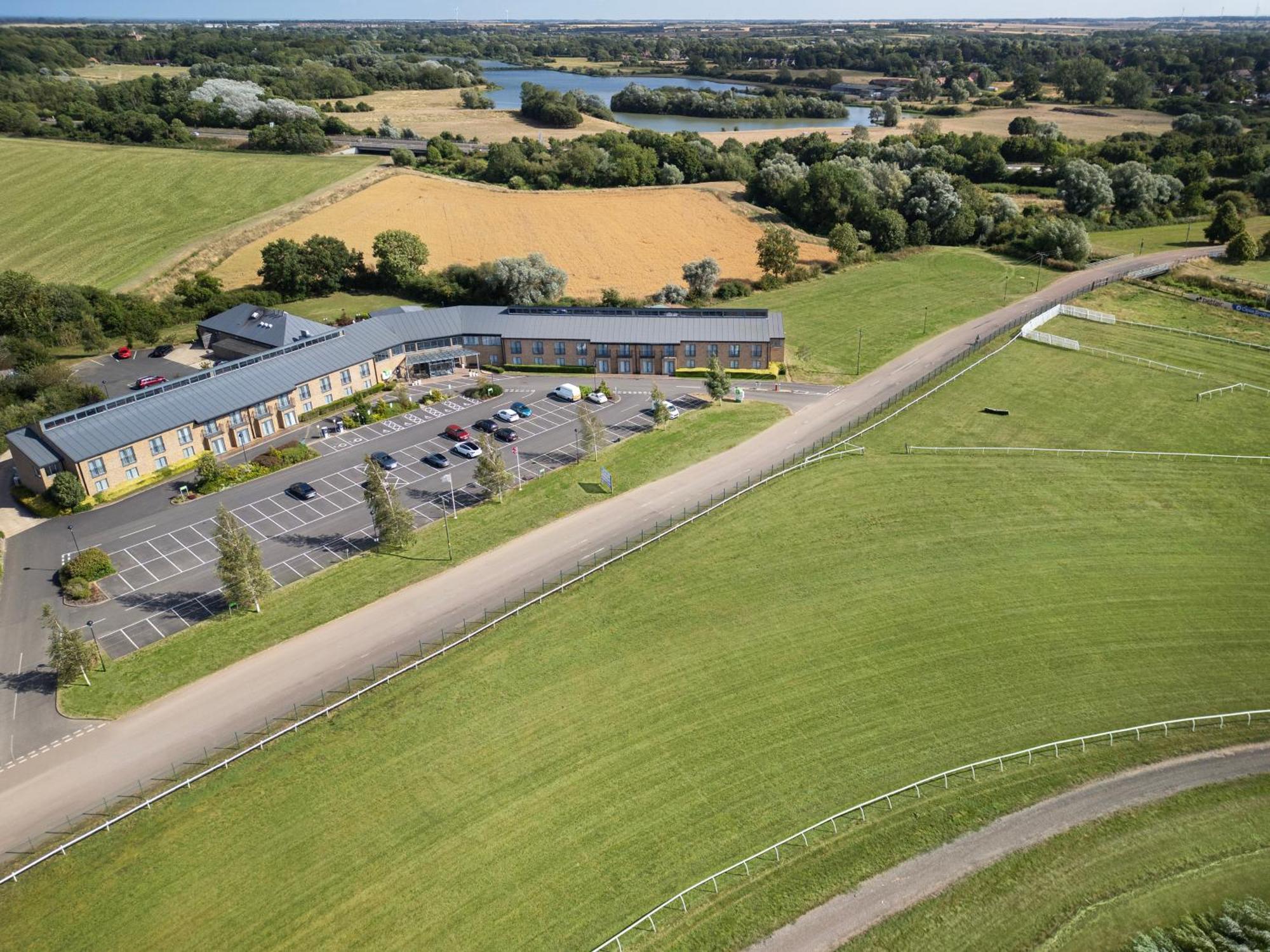 Holiday Inn Huntingdon Racecourse By Ihg Bagian luar foto