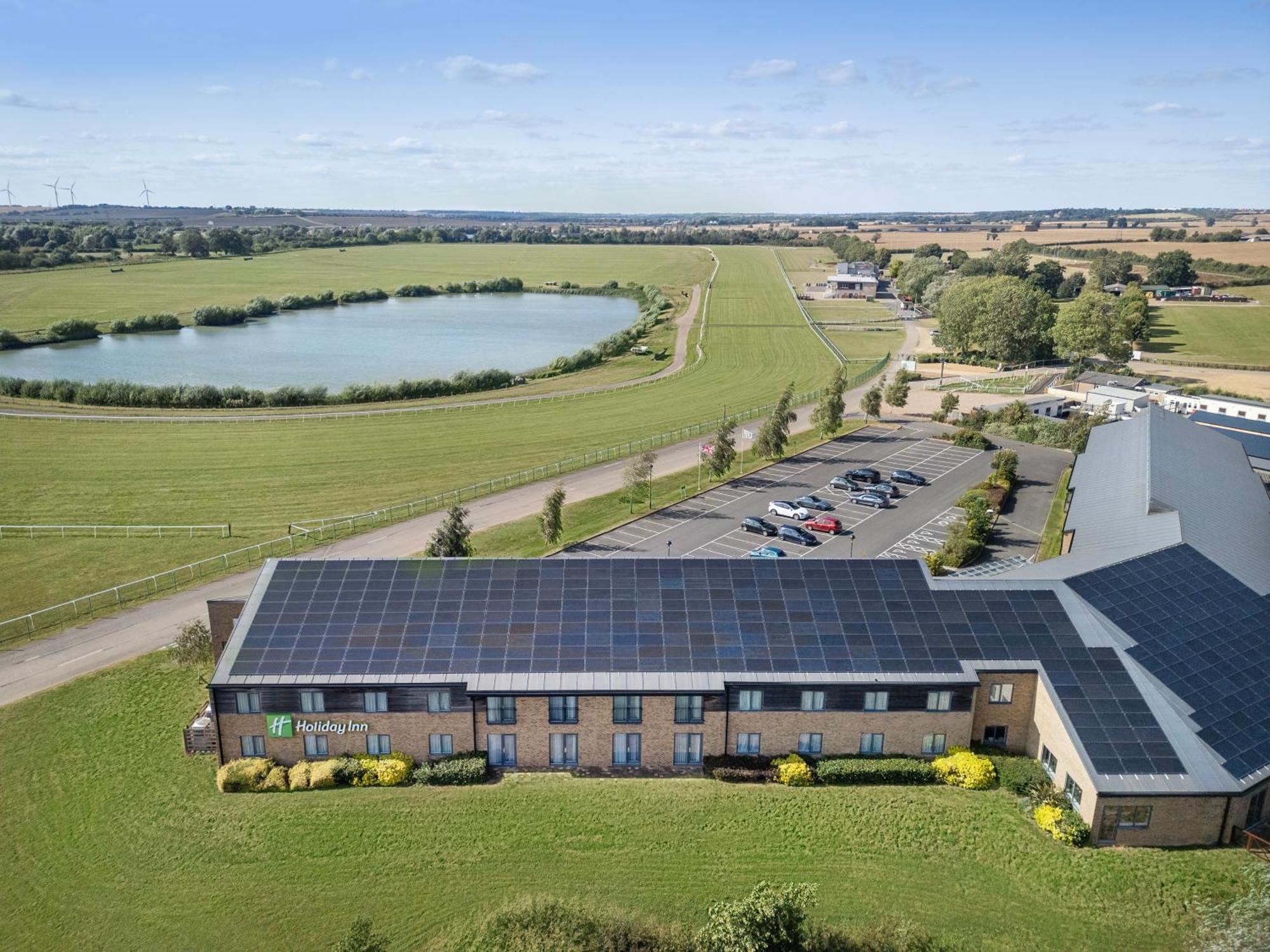Holiday Inn Huntingdon Racecourse By Ihg Bagian luar foto
