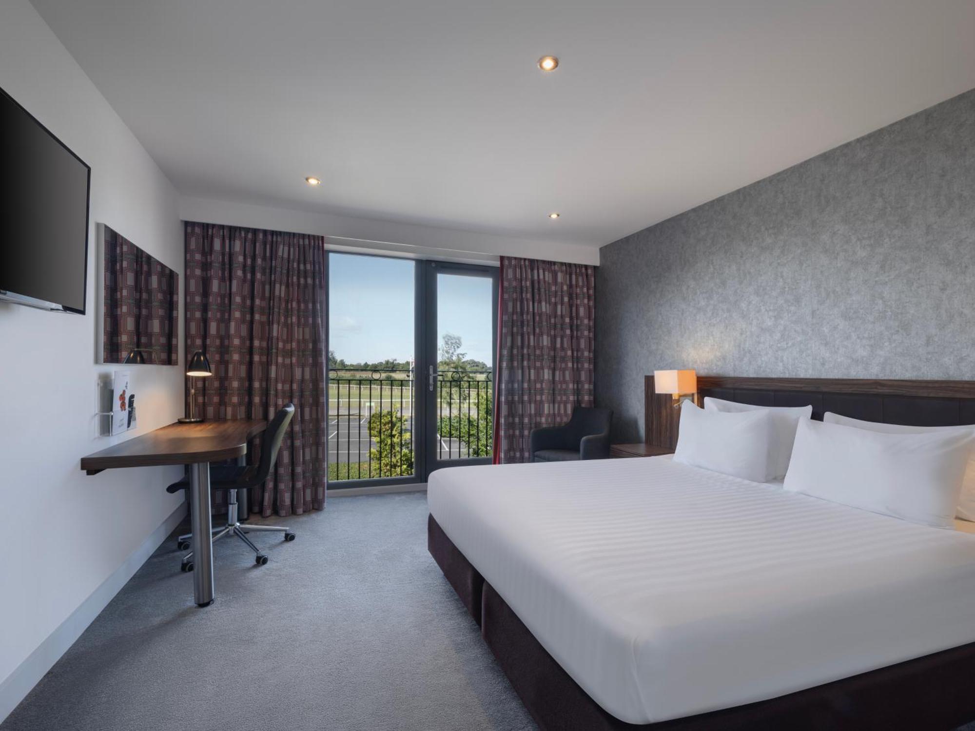 Holiday Inn Huntingdon Racecourse By Ihg Bagian luar foto
