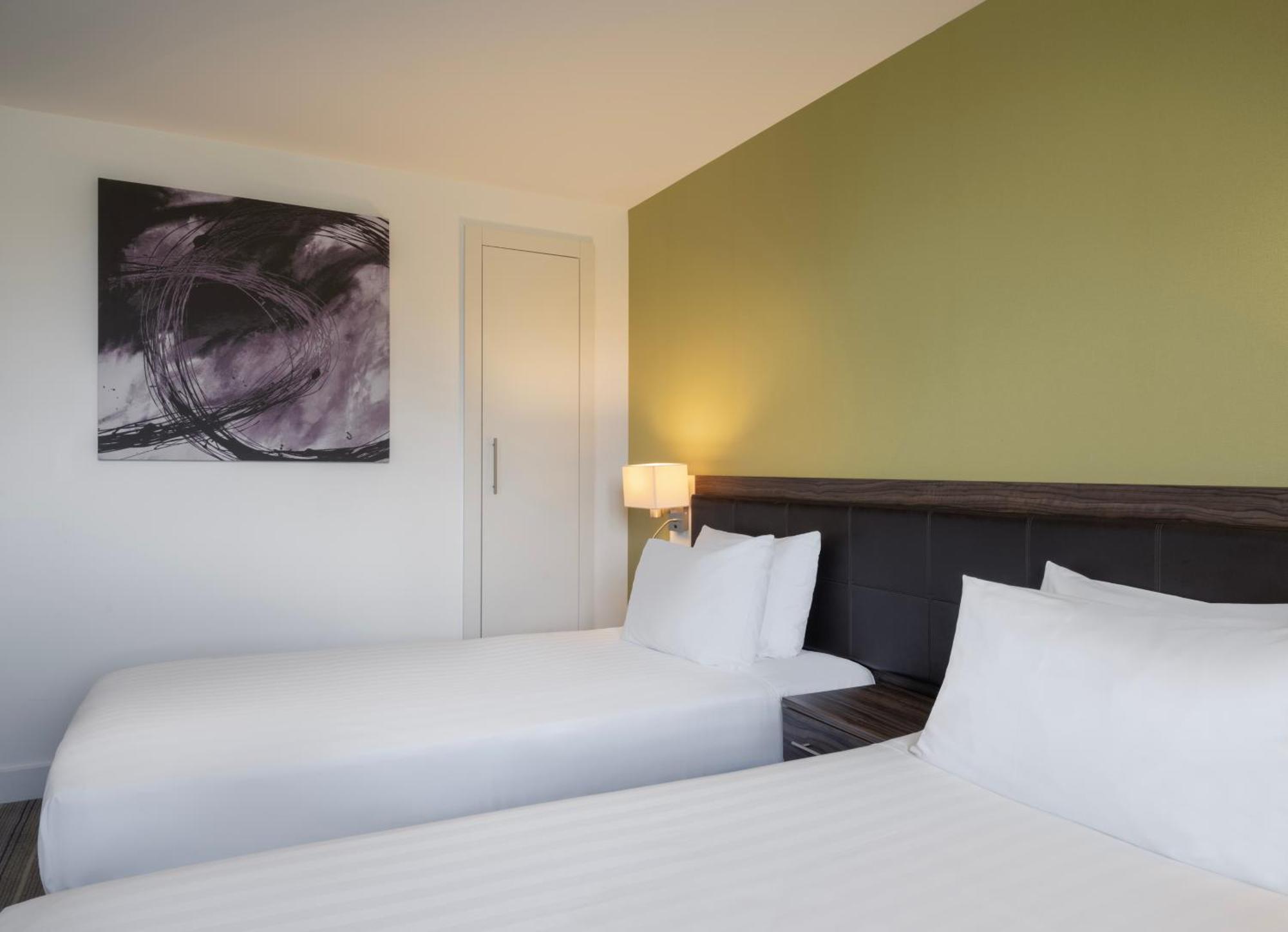 Holiday Inn Huntingdon Racecourse By Ihg Bagian luar foto